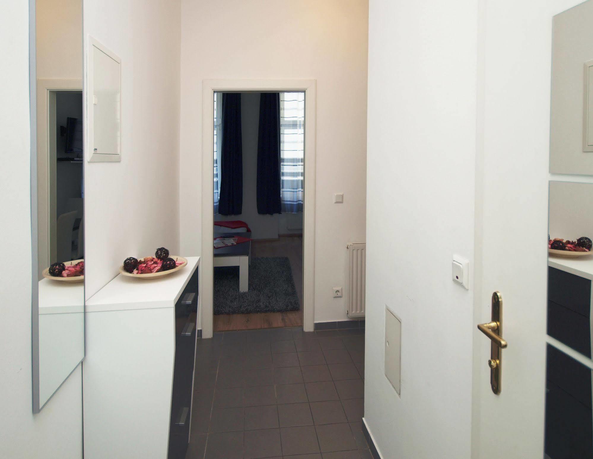 Checkvienna - Ruedengasse Apartment Bagian luar foto